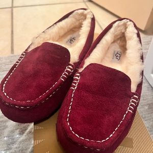 UGG slippers, size 6